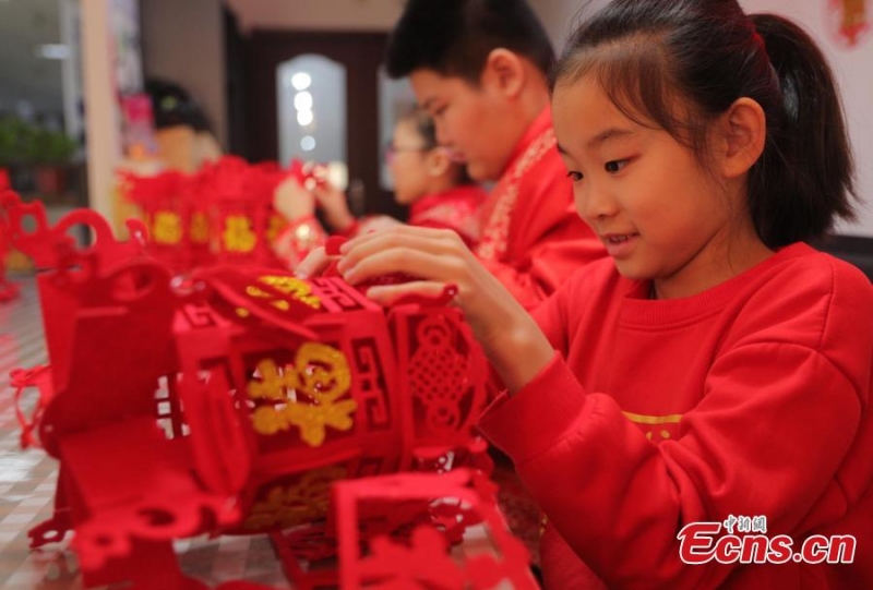 Παιδάκια φτιάχνουν κόκκινα φανάρια για το Φεστιβάλ της Άνοιξης