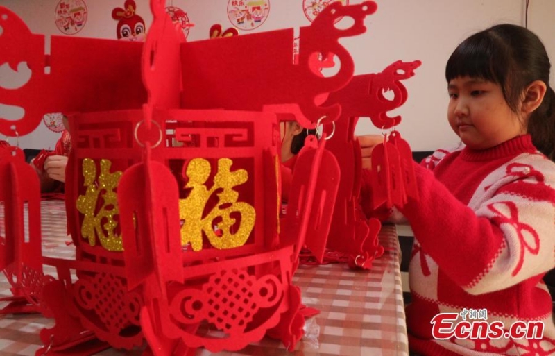 Παιδάκια φτιάχνουν κόκκινα φανάρια για το Φεστιβάλ της Άνοιξης