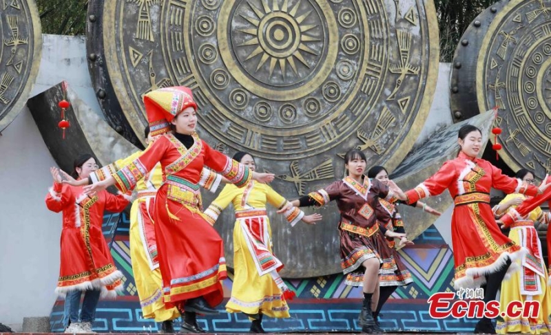 Οι Τζουάνγκ, Μιάο, Γιάο και Ντονγκ, φορούν τις παραδοσιακές φορεσιές τους και χορεύουν μαζί για να καλωσορίσουν το Φεστιβάλ της Άνοιξης, ή την Κινεζική Πρωτοχρονιά, σε ένα χωριό στην κομητεία Ρονγκάν, στην πόλη Λιουτζόου, στην αυτόνομη περιοχή Γκουανγκσί Τζουάνγκ της Νότιας Κίνας, 18 Ιανουαρίου 2023 (Φωτογραφία: China News Service /Tan Kaixing)