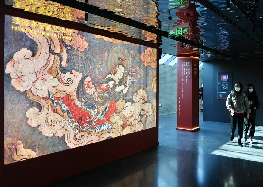 Επισκέπτες παρατηρούν βουδιστικές τοιχογραφίες που είναι σχεδόν 600 ετών, στο νεοσυσταθέν Κέντρο Τέχνης του ναού Φαχάι στο Πεκίνο στις 31 Ιανουαρίου 2023. (Φωτογραφία / Xinhua)