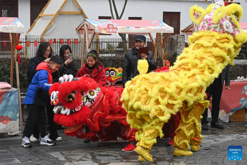 Τα παιδιά αλληλοεπιδρούν με καλλιτέχνες χορού λιονταριών στο χωριό Λουτσούν της κωμόπολης Μπαλιδιάν, στην πόλη Χουτζόου, στην επαρχία Τζετζιάνγκ της ανατολικής Κίνας, στις 5 Φεβρουαρίου του 2023. Οι άνθρωποι γιορτάζουν το Φεστιβάλ των Φαναριών, την 15η ημέρα του πρώτου μήνα του κινεζικού σεληνιακού ημερολογίου, με διάφορα παραδοσιακά έθιμα σε όλη τη χώρα. (Xinhua / Χουάνγκ Ζονγκτζί)