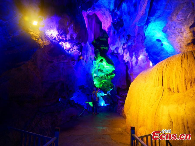 Μια ματιά σε ένα κρυφό σπήλαιο στο Χαϊνάν