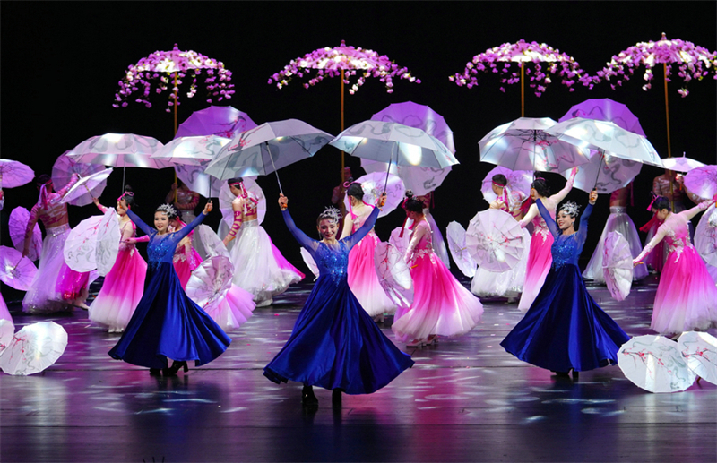 Μια ακροβατική παράσταση, μέρος της 11ης Ακροβατικής Έκθεσης της Κίνας, πραγματοποιείται στο Μεγάλο Θέατρο Σανντόνγκ στο Τζινάν στις 21 Μαρτίου 2023. [Φωτογραφία/Xinhua]