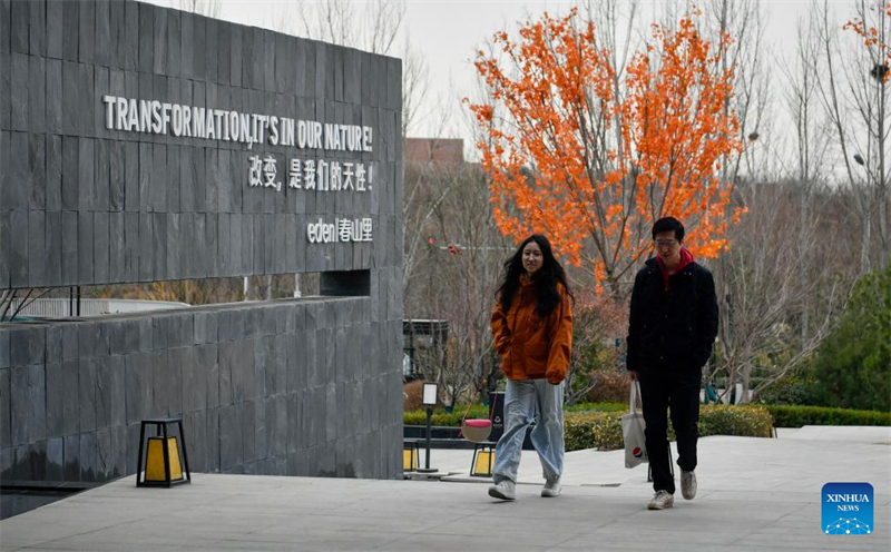 Επισκέπτες στην περιοχή επίδειξης "έντεν Τσουνσανλί" στην περιοχή Ζιτζόου, στο Τιεντζίν της βόρειας Κίνας, 11 Μαρτίου 2023. (Φωτογραφία / Xinhua)