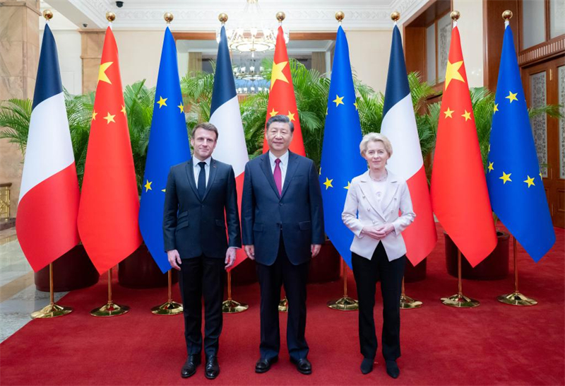 Ο Κινέζος Πρόεδρος Σι Τζινπίνγκ πραγματοποιεί τριμερή συνάντηση με τον Γάλλο Πρόεδρο Εμανουέλ Μακρόν και την Πρόεδρο της Ευρωπαϊκής Επιτροπής Ούρσουλα φον ντερ Λάιεν στο Μέγαρο του Λαού στο Πεκίνο, πρωτεύουσα της Κίνας, 6 Απριλίου 2023. (Xinhua/Zhai Jianlan)