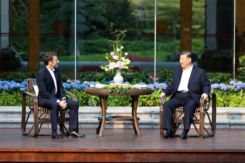 Ο Κινέζος Πρόεδρος Σι Τζινπίνγκ και ο Γάλλος Πρόεδρος Εμανουέλ Μακρόν πίνουν τσάι δίπλα σε μια λίμνη, απολαμβάνοντας τη θέα και συζητώντας για το παρελθόν και το παρόν, στον Κήπο των Πεύκων στο Γκουανγκτζόου, στην επαρχία Γκουανγκντόνγκ της νότιας Κίνας, 7 Απριλίου 2023. (Xinhua/Huang Jingwen)