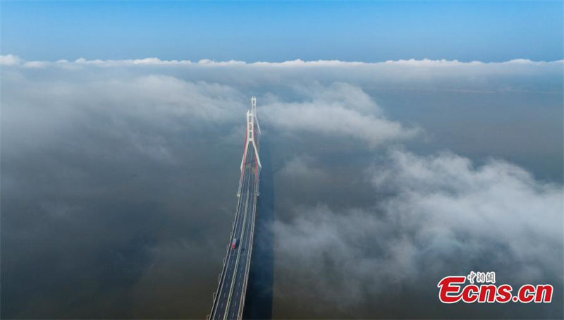 Σύννεφο και ομίχλη καλύπτει την γέφυρα νούμερο δύο πάνω από τη Λίμνη Μπογιάνγκ στην επαρχία Τζιανγκσί