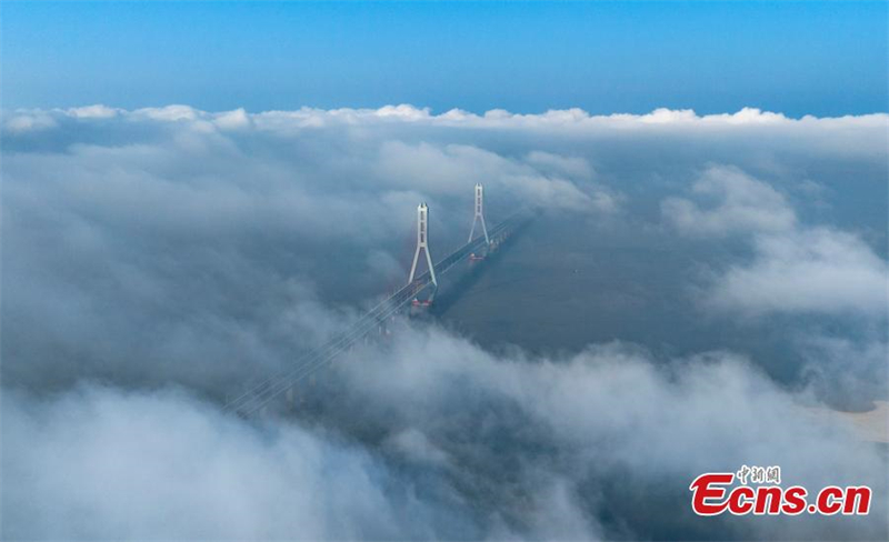 Σύννεφο και ομίχλη καλύπτει την γέφυρα νούμερο δύο πάνω από τη Λίμνη Μπογιάνγκ στην επαρχία Τζιανγκσί