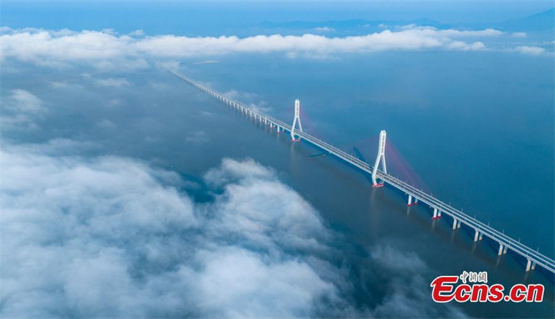 Σύννεφο και ομίχλη καλύπτει την γέφυρα νούμερο δύο πάνω από τη Λίμνη Μπογιάνγκ στην επαρχία Τζιανγκσί