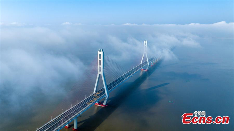 Σύννεφο και ομίχλη καλύπτει την γέφυρα νούμερο δύο πάνω από τη Λίμνη Μπογιάνγκ στην επαρχία Τζιανγκσί