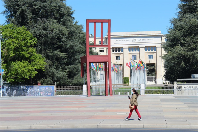 Ένας πεζός περνάει δίπλα από το Παλάτι των Εθνών (Palais des Nations) στη Γενεύη, της Ελβετίας, στις 14 Απριλίου του 2020. (Xinhua/Nie Xiaoyang)