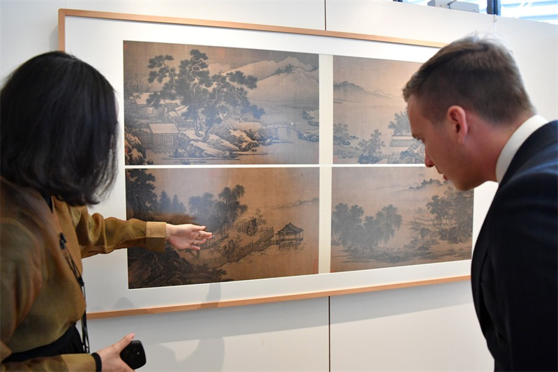 Οι συμμετέχοντες επισκέπτονται μια έκθεση ζωγραφικής της δυναστείας των Σονγκ (960-1279) στη Γενεύη της Ελβετίας, στις 20 Απριλίου του 2023. (Xinhua/Lian Yi)