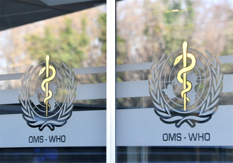 Η φωτογραφία που τραβήχτηκε στις 30 Ιανουαρίου του 2023 δείχνει λογότυπα του Παγκόσμιου Οργανισμού Υγείας (ΠΟΥ) στα κεντρικά γραφεία του ΠΟΥ στη Γενεύη της Ελβετίας. (Φωτογραφία: Xinhua/Lian Yi)