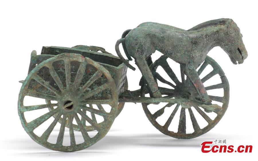 Η φωτογραφία δείχνει μια τρίτροχη χάλκινη άμαξα που ανακαλύφθηκε στην τοποθεσία των ερειπίων Λαολόνγκτοου στο Γενγιουάν στην επαρχία Σιτσουάν της νοτιοδυτικής Κίνας.