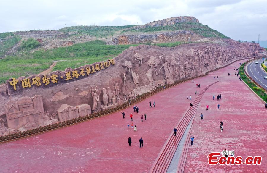 Σκάλισμα βράχου στην πλαγιά βουνού με θέμα «την παρασκευή πορσελάνης» αποκαλύπτεται στην επαρχία Χεμπέϊ
