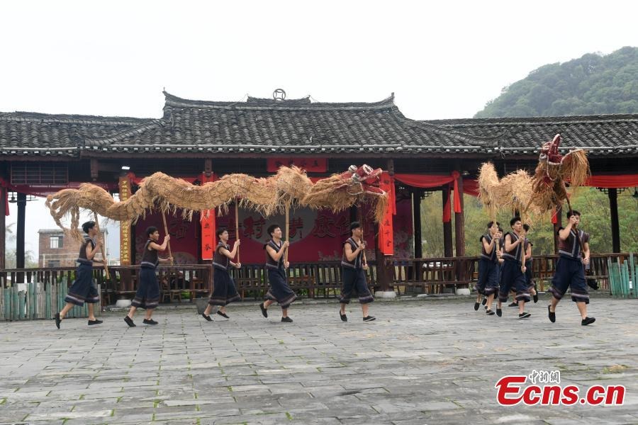 Χωρικοί εκτελούν το χορό του αχυρένιου δράκου στο Ντονγκμέν της αυτόνομης κομητείας Λουοτσένγκ Μουλάμ στην αυτόνομη περιοχή Γκουανγκσί Τζουάνγκ της νοτιοδυτικής Κίνας, 12 Απριλίου 2023. 