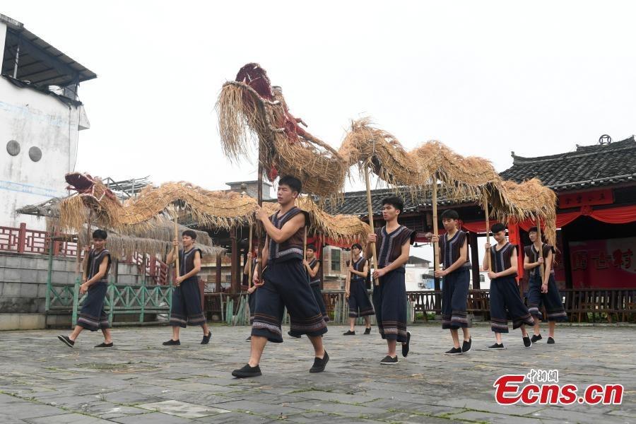 Ο χορός του αχυρένιου δράκου των Μουλάμ στο Γκουανγκσί