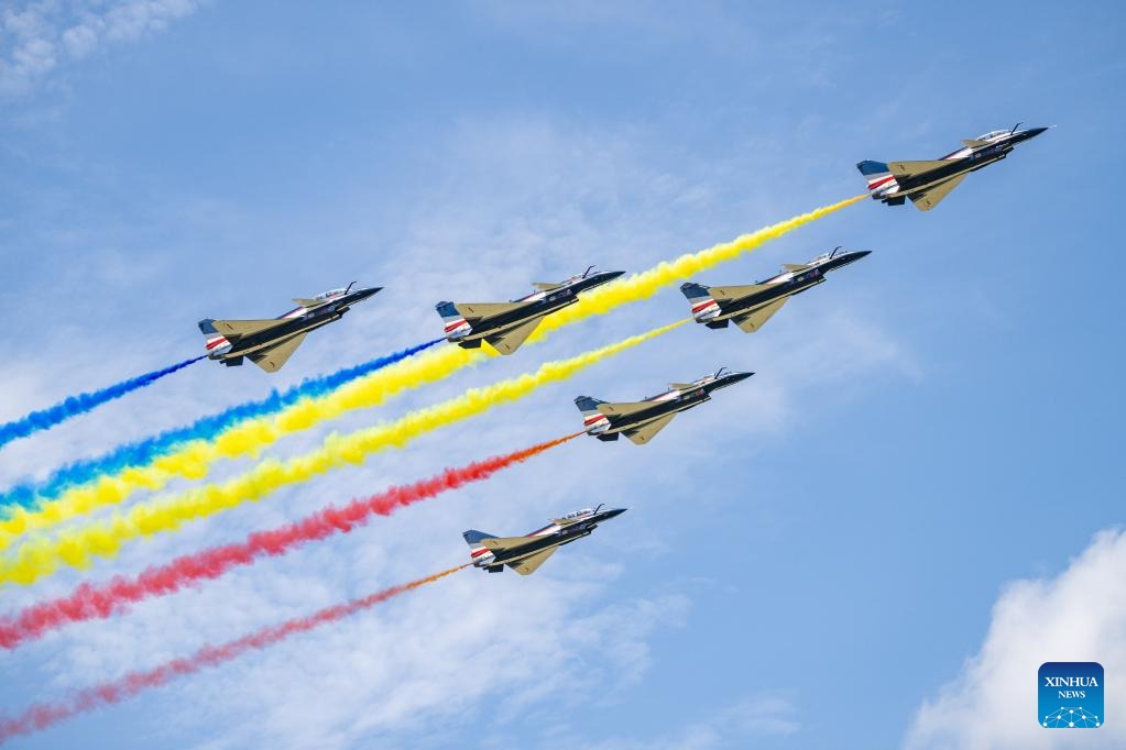 Η ομάδα ακροβατικών της Κινεζικής Πολεμικής Αεροπορίας  εμφανίζεται στην 16η Διεθνή Ναυτιλιακή και Αεροδιαστημική Έκθεση Λανγκάουι