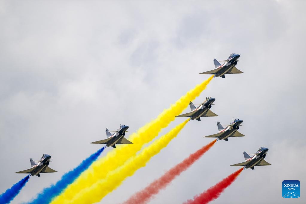 Η ομάδα ακροβατικών της Κινεζικής Πολεμικής Αεροπορίας  εμφανίζεται στην 16η Διεθνή Ναυτιλιακή και Αεροδιαστημική Έκθεση Λανγκάουι