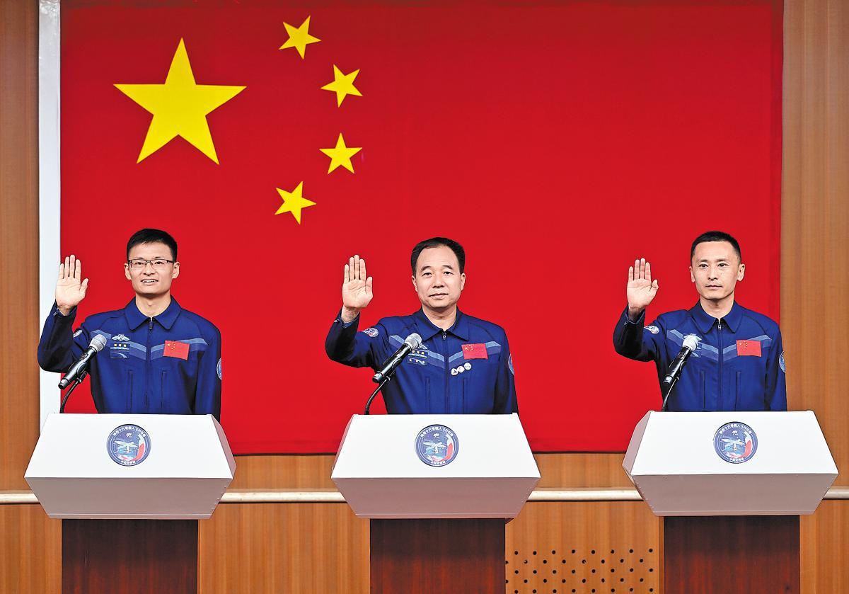 Ο Τζίνγκ Χαϊπένγκ (Jing Haipeng) (κέντρο), διοικητής της αποστολής του διαστημοπλοίου Shenzhou 16, ο Τζού Γιανγκτζού (Zhu Yangzhu) (δεξιά),  μηχανικός διαστημικών πτήσεων της αποστολής και ο Γκουέϊ Χάϊτσάο (Gui Haichao), ειδικός ωφέλιμου φορτίου της αποστολής, συναντούν τα μέσα ενημέρωσης τη Δευτέρα στο Κέντρο Εκτόξευσης Δορυφόρων Τζιοτσουάν (Jiuquan) στη βορειοδυτική Κίνα. (CHINA DAILY / WANG JIANGBO)