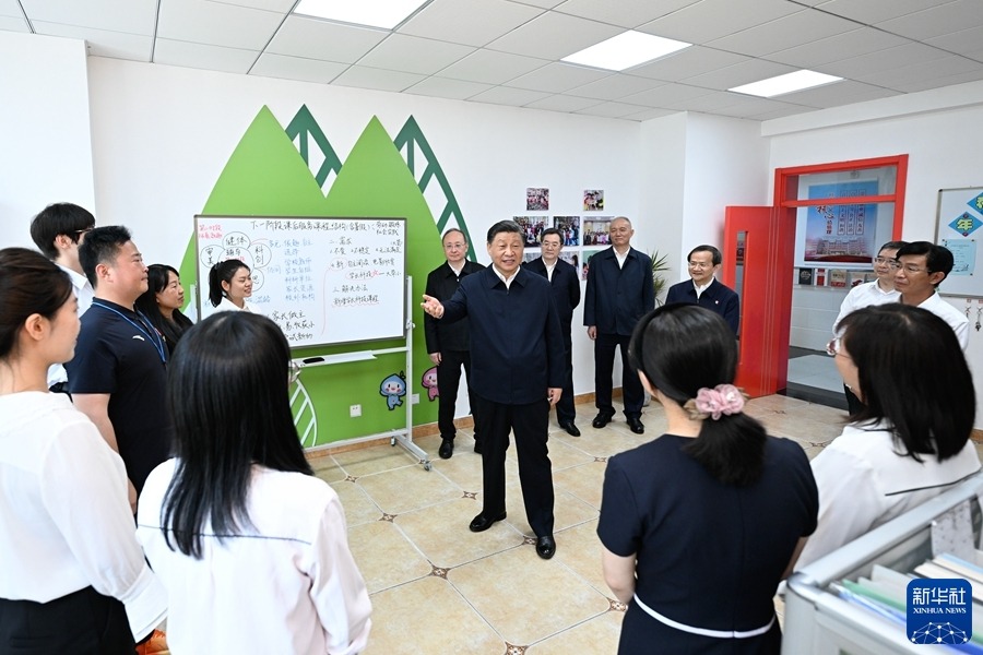 Ο Σι Τζινπίνγκ επισκέφτηκε ένα σχολείο στο Πεκίνο ενόψει της Παγκόσμιας Ημέρας του Παιδιού