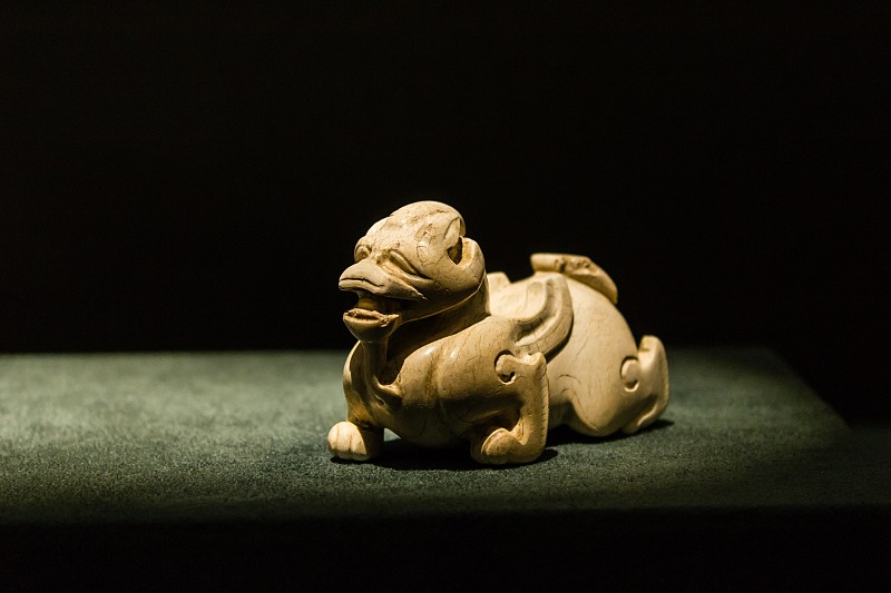 Ένα τεχνούργημα νεφρίτη σε σχήμα ζώου από την αρχαία Κίνα που εκτίθεται στο Μουσείο Aurora στη Σαγκάη. (Φωτογραφία / VCG)