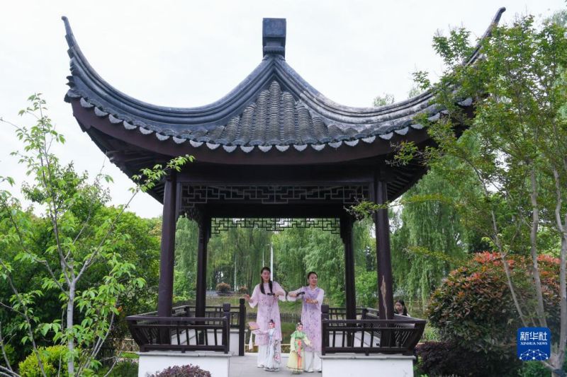 Οι εκτελεστές του κουκλοθέατρου της όπερας Κουντσού, Σουν Τζινγκ (δεξιά) και Σι Τζινφάνγκ  παρουσιάζουν τις μαριονέτες της Όπερας Κουντσού σε ένα πάρκο στην πόλη Τσιντού στην περιοχή Γουτζιάνγκ του Σουτζόου της επαρχίας Τζιανγκσού στην Ανατολική Κίνα, 18 Απριλίου 2023. 