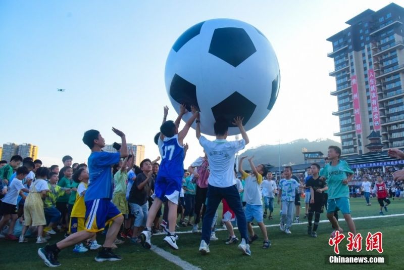 Ξεκίνησε το πρωτάθλημα ποδοσφαίρου «Σούπερ Λίγκ Χωριών»  στην κομητεία Ρονγτζιάνγκ της επαρχίας Γκουεϊτζόου.