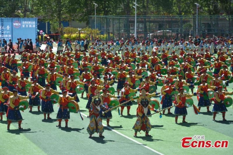 Θιβετιανοί χορεύουν με παραδοσιακές φορεσιές στο Στάδιο Σαγκάη στο Σιγκάτσε, στην Αυτόνομη Περιοχή του Θιβέτ, στην νοτιοδυτική Κίνα, κάνοντας ένα νέο παγκόσμιο ρεκόρ, στις 25 Ιουνίου 2023.(Φωτογραφία/Wang Chun)