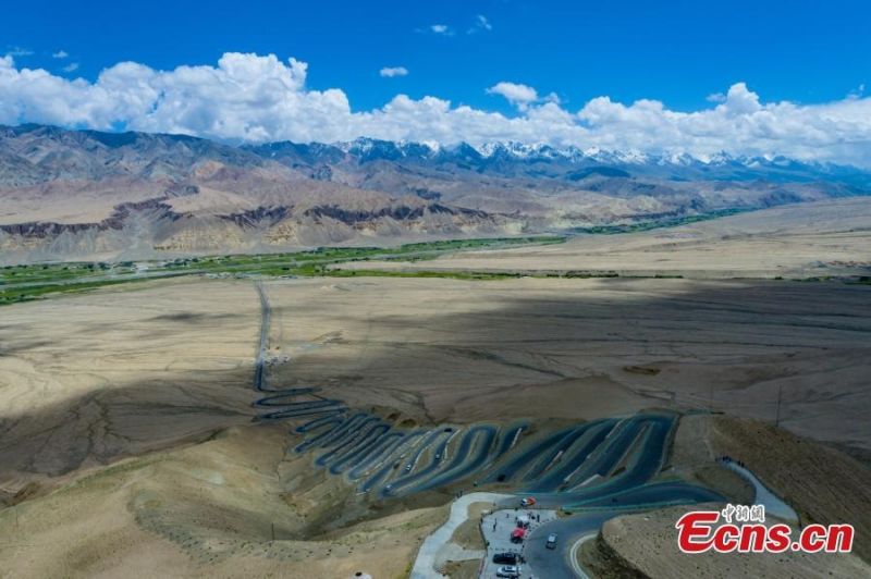 Ένας δρόμος με 600 στροφές σαν δράκος στο Σιντζιάνγκ