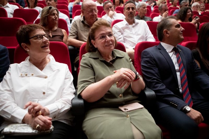 Κινέζοι καλλιτέχνες ανοίγουν φεστιβάλ ελληνικού χορού, συναρπάζοντας το κοινό