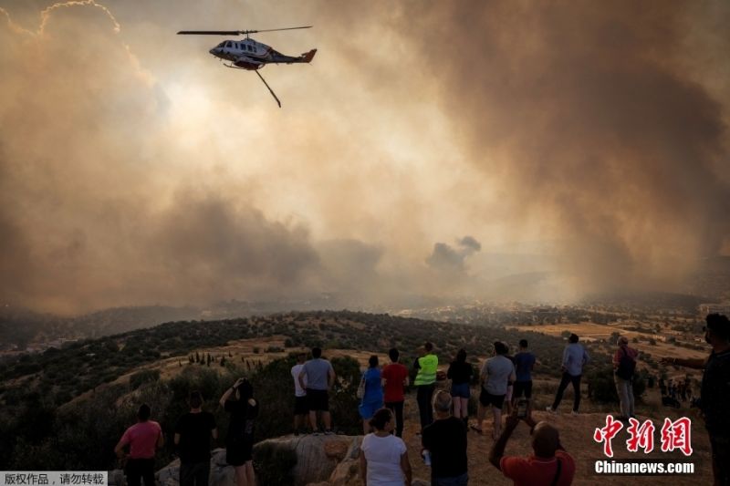 Χιλιάδες άνθρωποι απομακρύνθηκαν καθώς πυρκαγιές ξέσπασαν γύρω από την ελληνική πρωτεύουσα