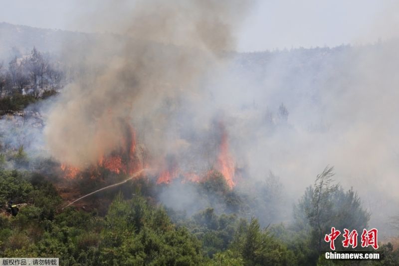 Χιλιάδες άνθρωποι απομακρύνθηκαν καθώς πυρκαγιές ξέσπασαν γύρω από την ελληνική πρωτεύουσα