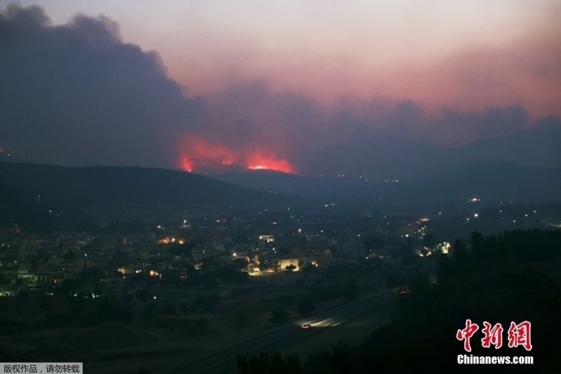 Χιλιάδες άνθρωποι απομακρύνθηκαν καθώς πυρκαγιές ξέσπασαν γύρω από την ελληνική πρωτεύουσα