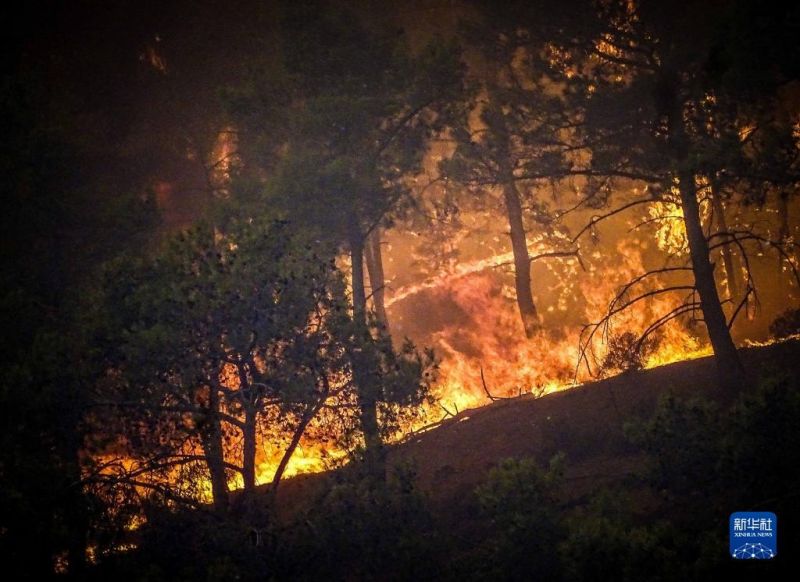 Αυτή η φωτογραφία δείχνει πυρκαγιά στην Ρόδο, στις 22 Ιουλίου.