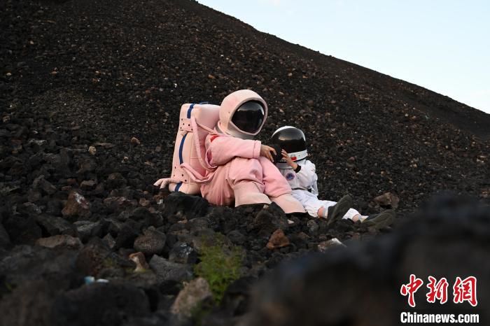 Σαν να βρίσκονται σε εξωγήινο πλανήτη: Τουρίστες περιηγούνται στο Ηφαιστειακό Σύμπλεγμα του Ουλάν Χατάρ με “διαστημική στολή”