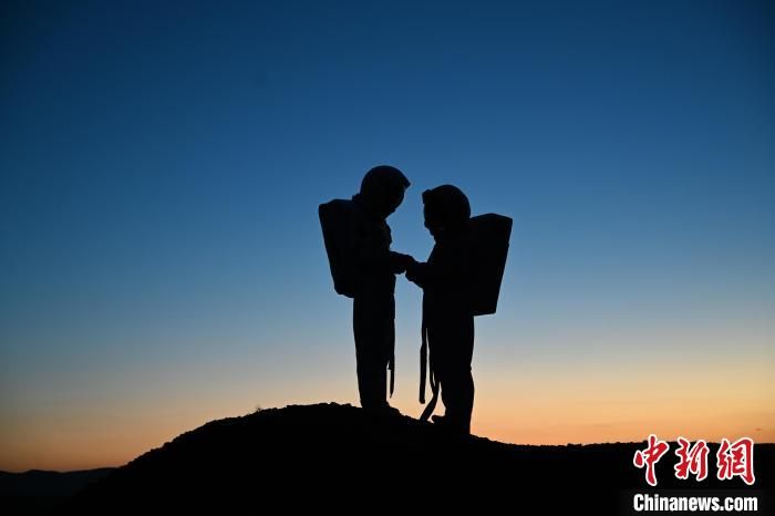 Σαν να βρίσκονται σε εξωγήινο πλανήτη: Τουρίστες περιηγούνται στο Ηφαιστειακό Σύμπλεγμα του Ουλάν Χατάρ με “διαστημική στολή”