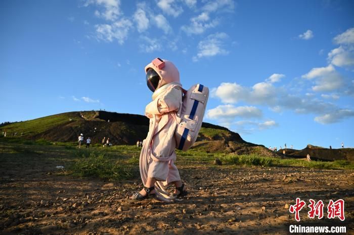 Σαν να βρίσκονται σε εξωγήινο πλανήτη: Τουρίστες περιηγούνται στο Ηφαιστειακό Σύμπλεγμα του Ουλάν Χατάρ με “διαστημική στολή”