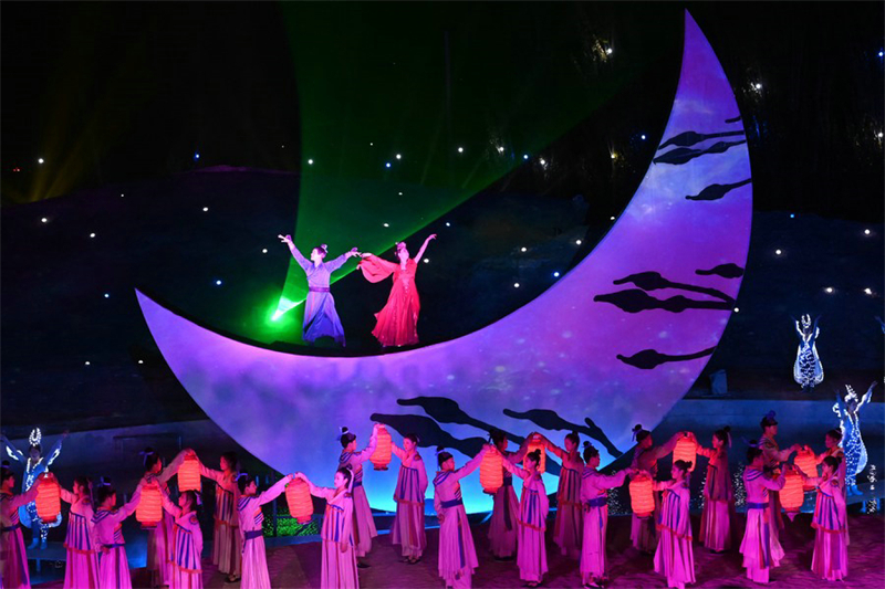 Συναρπαστικές παραστάσεις φέρνουν στο κοινό τον πολιτισμό του Ντουνχουάνγκ