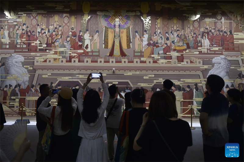 Νυχτερινή άποψη του μουσείου της τοποθεσίας Γινγκτιενμέν στο Λουογιάνγκ