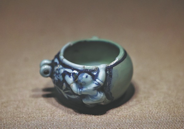 Συναρμολογώντας ένα πολύτιμο παρελθόν από πορσελάνη