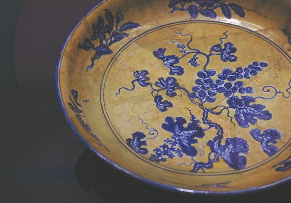 Συναρμολογώντας ένα πολύτιμο παρελθόν από πορσελάνη