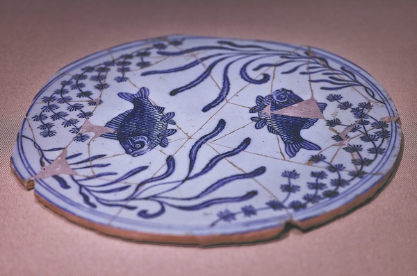 Συναρμολογώντας ένα πολύτιμο παρελθόν από πορσελάνη