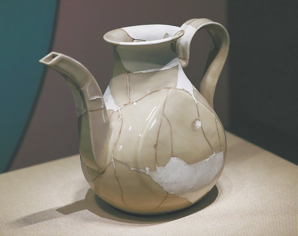 Συναρμολογώντας ένα πολύτιμο παρελθόν από πορσελάνη