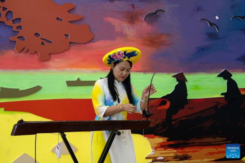Η Σου Χαϊτζέν, επικεφαλής ενός μουσείου της εθνότητας Τζινγκ και κληρονόμος της τέχνης του μονόχορδου οργάνου της εθνοτικής ομάδας Τζινγκ, παίζει για τους επισκέπτες στο μουσείο της, στο Ντονγκσίνγκ, στην αυτόνομη περιοχή Γκουανγκσί Τζουάνγκ της νότιας Κίνας, 13 Αυγούστου 2023.