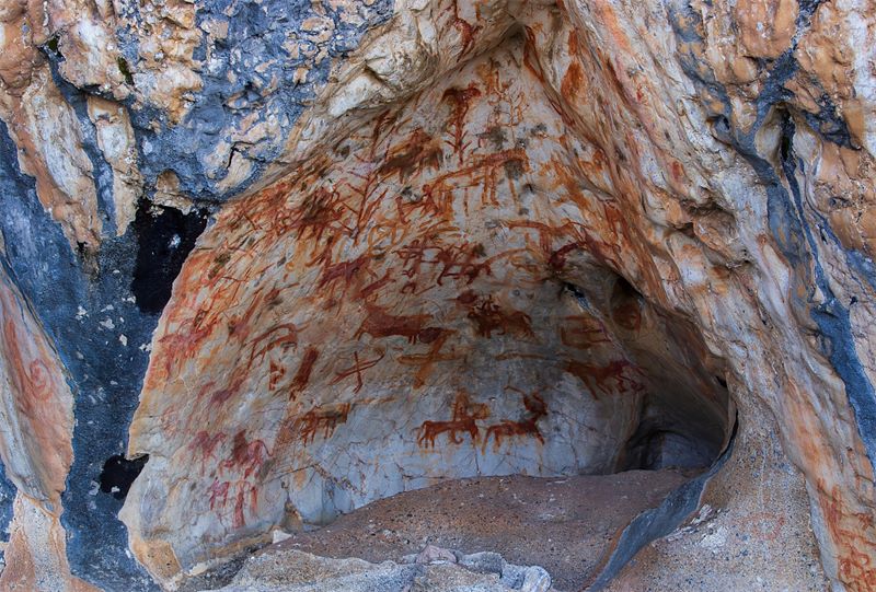 Μια φωτογραφία αρχείου δείχνει αρχαίες βραχογραφίες στις όχθες της λίμνης Νάμτσο στο Θιβέτ στη νοτιοδυτική Κίνα. (Φωτογραφία / CFP)