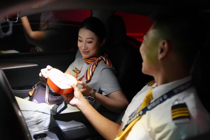 Ένα ιπτάμενο ζευγάρι μαζί στον αέρα για την Γιορτή των Ερωτευμένων της Κίνας