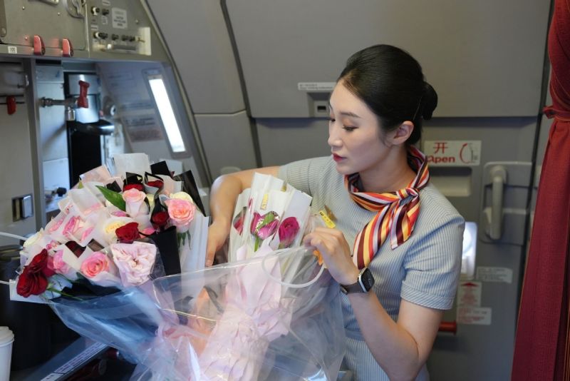 Ένα ιπτάμενο ζευγάρι μαζί στον αέρα για την Γιορτή των Ερωτευμένων της Κίνας