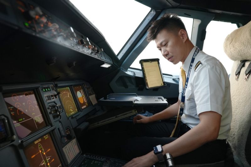 Ένα ιπτάμενο ζευγάρι μαζί στον αέρα για την Γιορτή των Ερωτευμένων της Κίνας