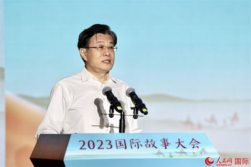 Ο Λι Σικουέϊ (Li Xikui), Αντιπρόεδρος του Κινεζικού Λαϊκού Συνδέσμου Φιλίας με Ξένες Χώρες, εκφώνει ομιλία.